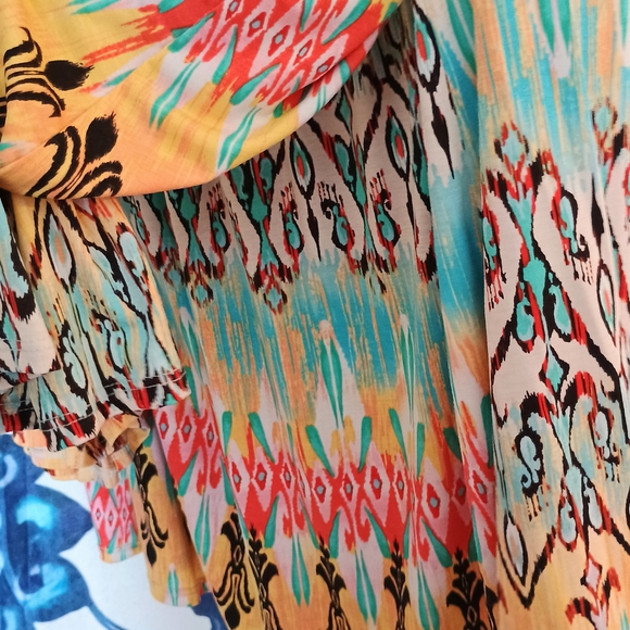 Vee Multicolor Patterned Top - Picture 5 of 5